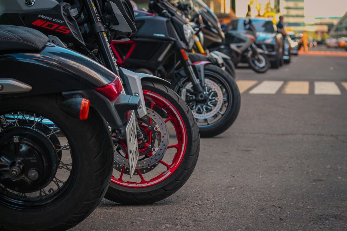 Pression des pneus de moto : les conséquences d&rsquo;un surgonflage