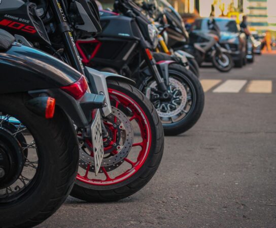 Pression des pneus de moto : les conséquences d&rsquo;un surgonflage