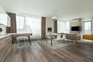 Comment poser les plinthes et barres de seuil après la pose de parquet flottant ?