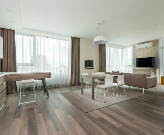 Comment poser les plinthes et barres de seuil après la pose de parquet flottant ?