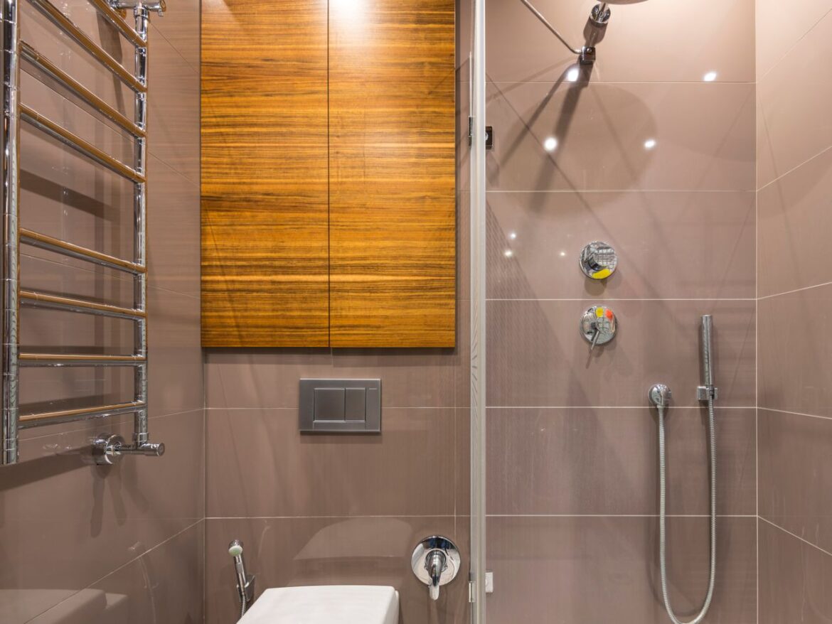 Siège de douche mural rabattable : gain de place