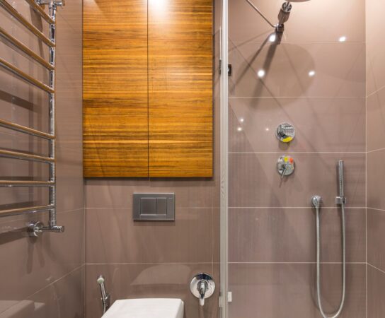 Siège de douche mural rabattable : gain de place