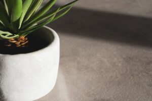 Béton ciré : effet matière lisse vs effet matière brut