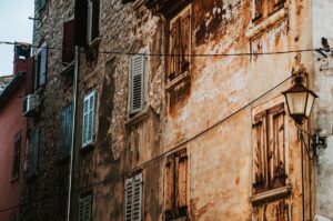 Ruissellement rouge : l&rsquo;oxydation des métaux en façade