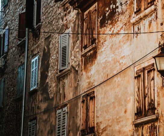 Ruissellement rouge : l&rsquo;oxydation des métaux en façade