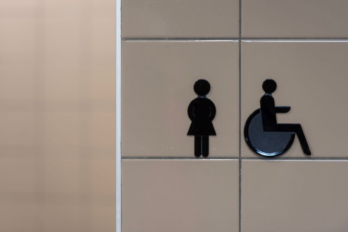 Espace de transfert latéral dans un WC PMR