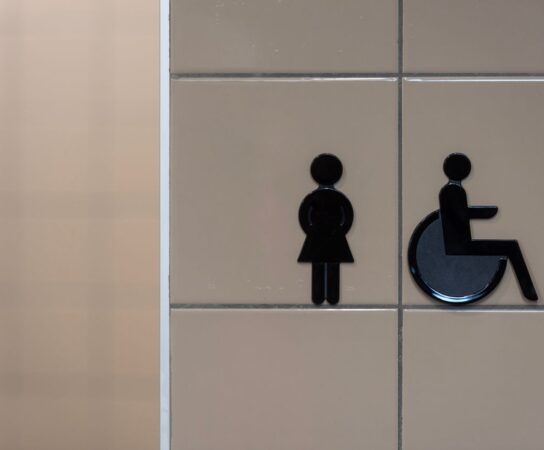 Espace de transfert latéral dans un WC PMR