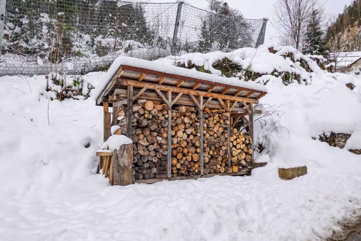 Règle du stockage bois : ventilation et couverture