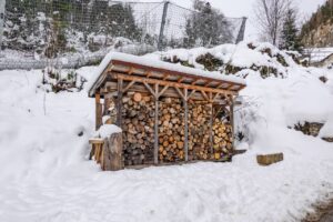Règle du stockage bois : ventilation et couverture