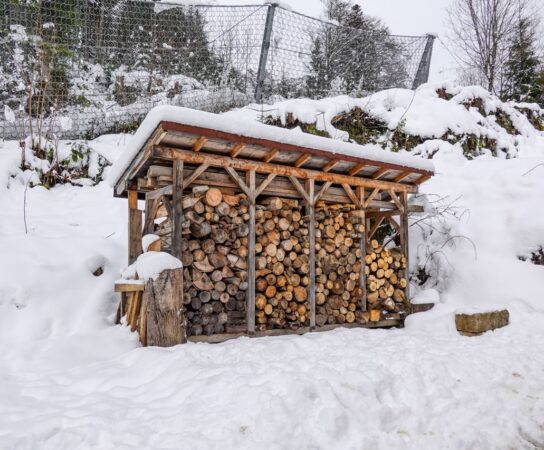 Règle du stockage bois : ventilation et couverture