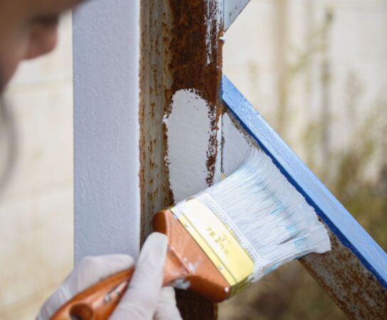 Peinture pour métaux : stopper la rouille tout en apportant de la couleur