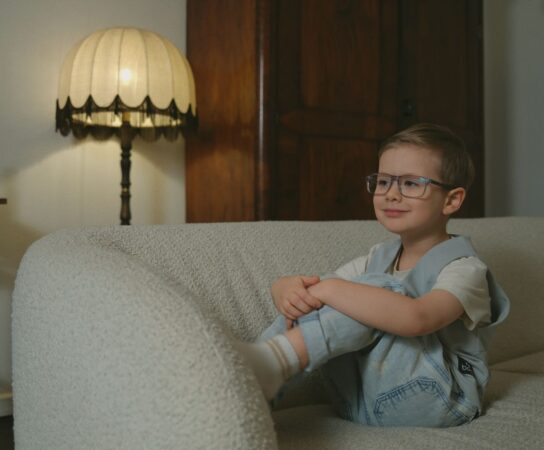 Faut-il équiper les enfants de lunettes anti-lumière bleue?