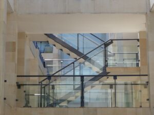 Garde-corps vitré : platine de fixation pour poteaux inox