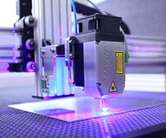 Gravure sur acier inoxydable : le standard industriel