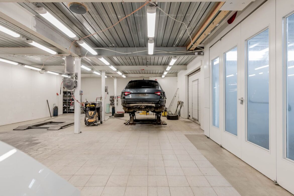 Pourquoi le stockage en garage préserve la carrosserie des UV?