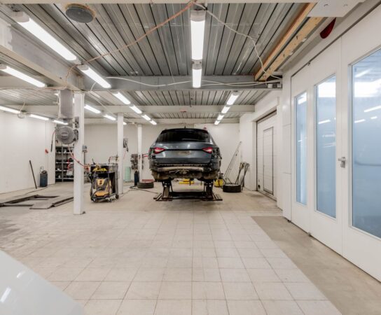 Pourquoi le stockage en garage préserve la carrosserie des UV?
