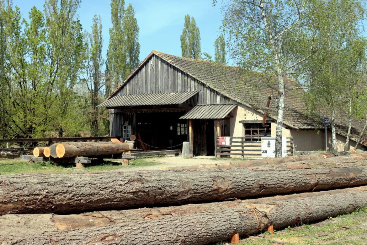 Quel impact de la pente de toit sur la conception d&rsquo;une charpente agricole?