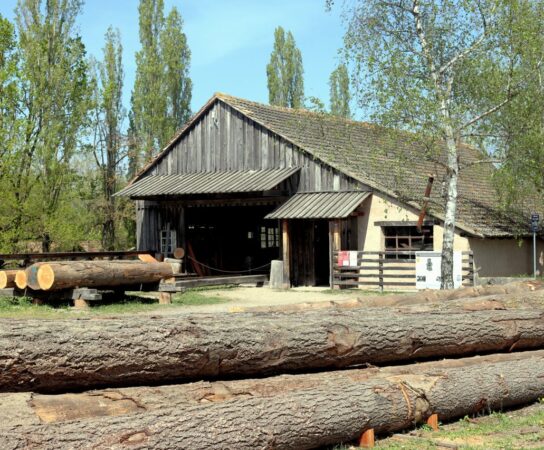 Quel impact de la pente de toit sur la conception d&rsquo;une charpente agricole?