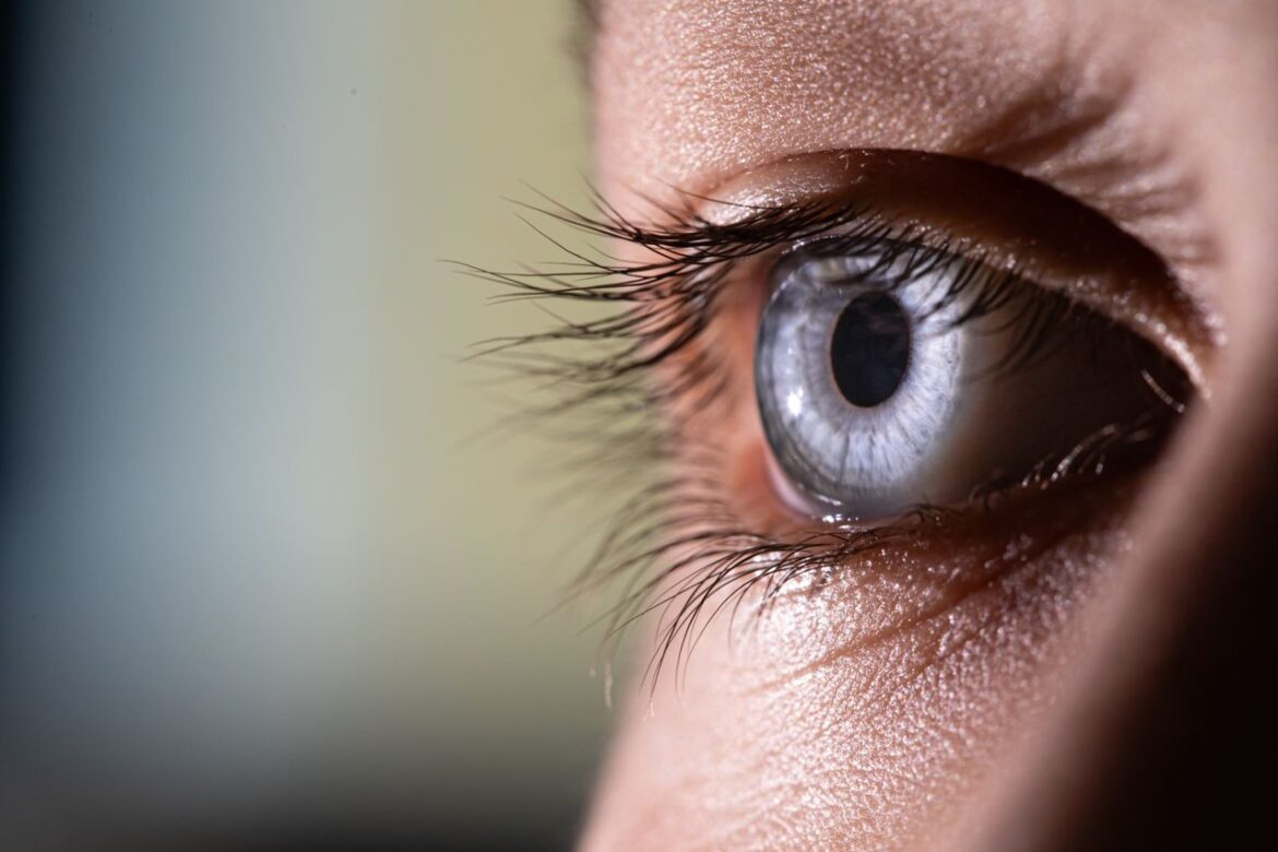 Pourquoi vos cils tombent et comment y remédier naturellement?