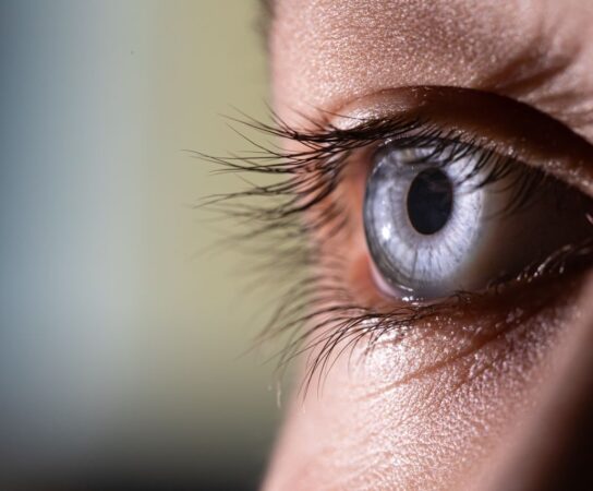 Pourquoi vos cils tombent et comment y remédier naturellement?