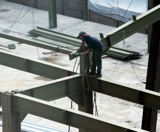 Recouper une poutre acier sur chantier : disqueuse ou chalumeau