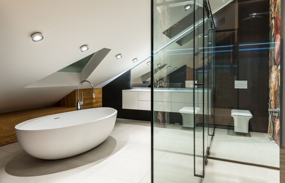Rénovation de salle de bain : optimiser l&rsquo;espace sous les combles