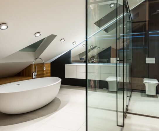 Rénovation de salle de bain : optimiser l&rsquo;espace sous les combles