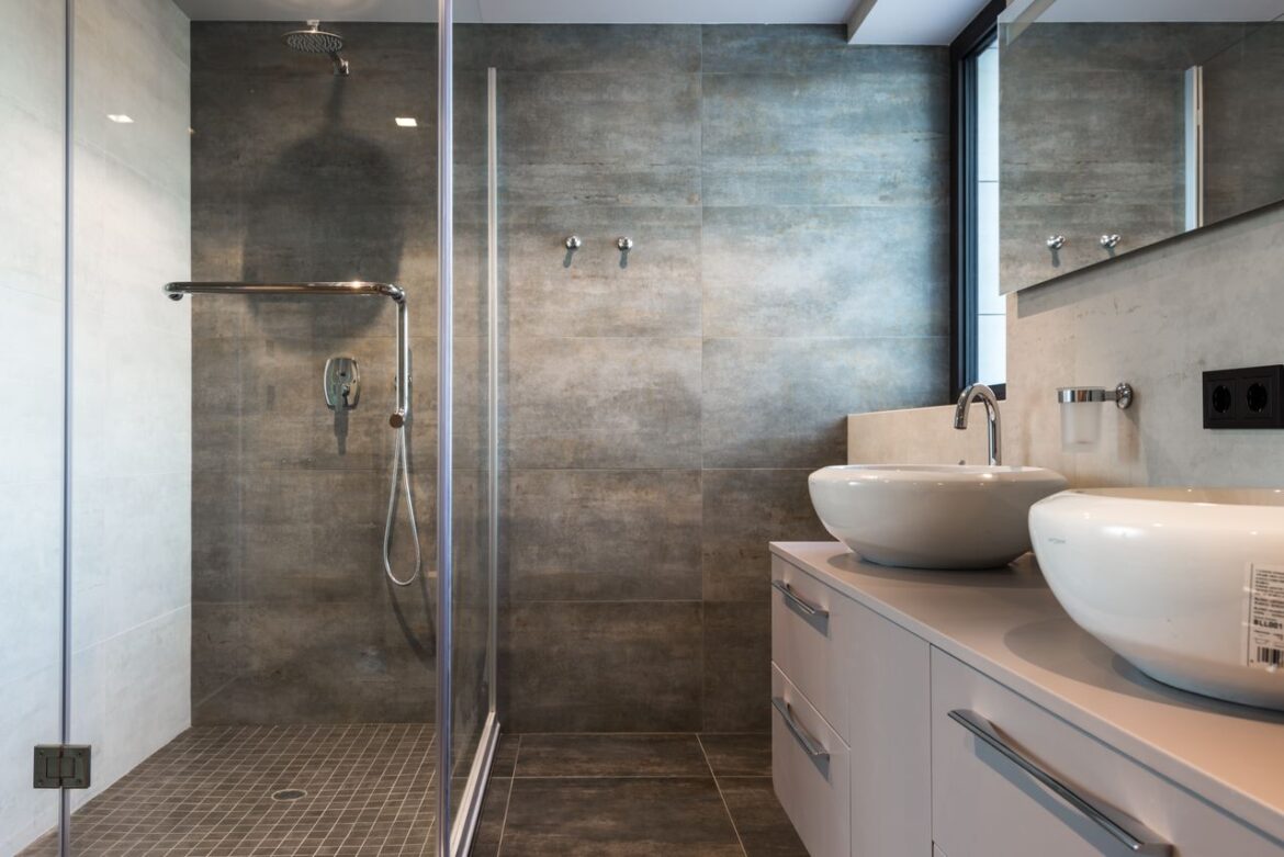 Rénovation de salle de bain : créer une double vasque pour le confort du couple