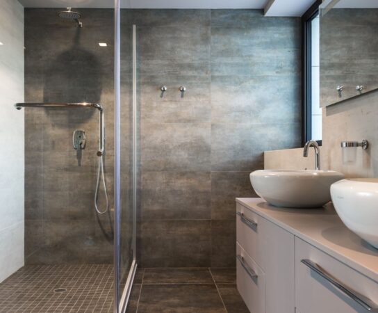Rénovation de salle de bain : créer une double vasque pour le confort du couple