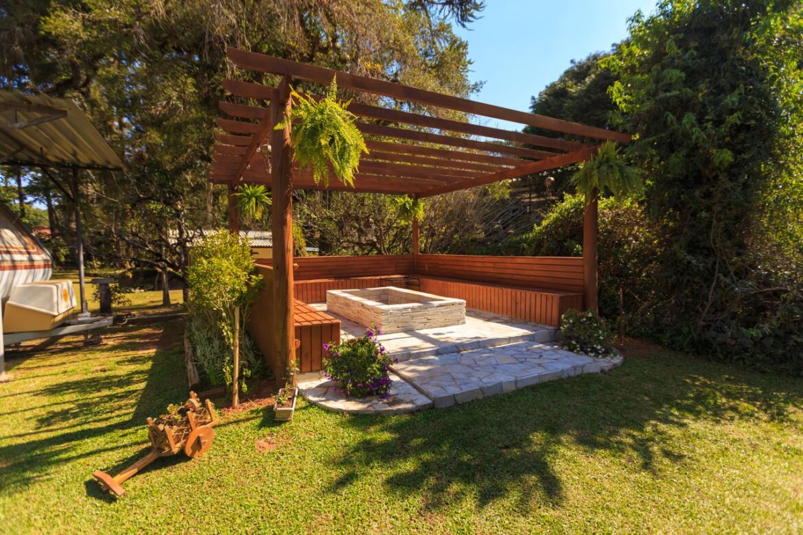 Pourquoi la pergola en bois reste le choix de l&rsquo;authenticité et de la chaleur?
