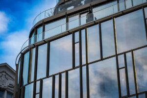 Qu&rsquo;est-ce qu&rsquo;une façade rideau et quels sont ses avantages pour les bâtiments?