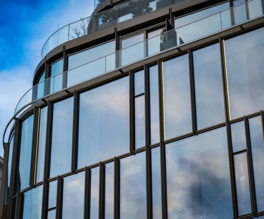 Qu&rsquo;est-ce qu&rsquo;une façade rideau et quels sont ses avantages pour les bâtiments?