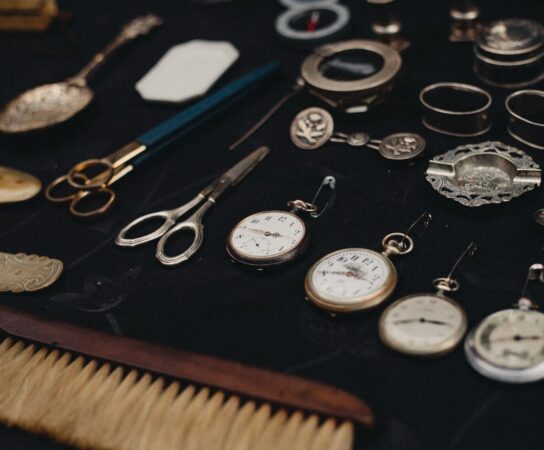 Marché de l&rsquo;antiquité : nettoyer ses objets de brocante sans effacer la patine du temps