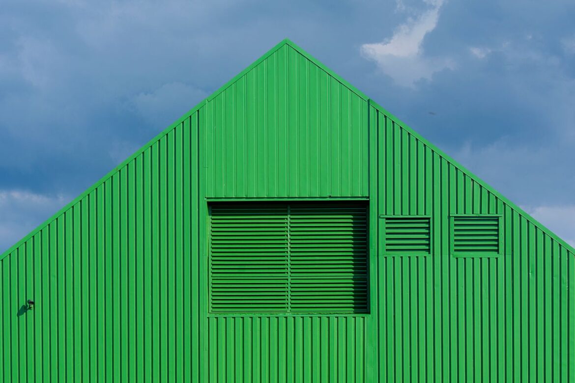 Hauteur de la maison : la pose verticale de bardage élance la silhouette