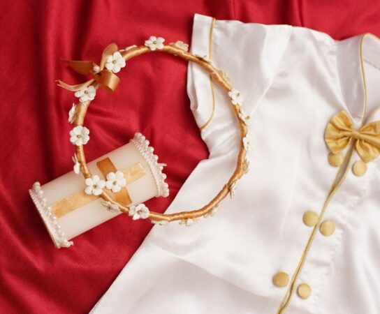 Tenue de baptême : la robe traditionnelle est-elle obligatoire