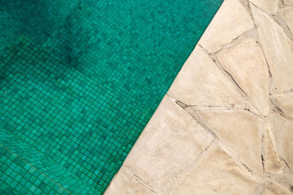 Construction de spa : réussir l&rsquo;habillage des margelles en pierre naturelle