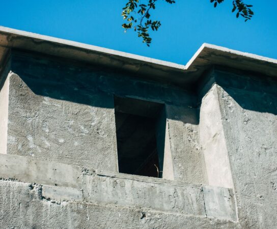 Béton projeté de parement : l&rsquo;esthétique brute pour les façades contemporaines