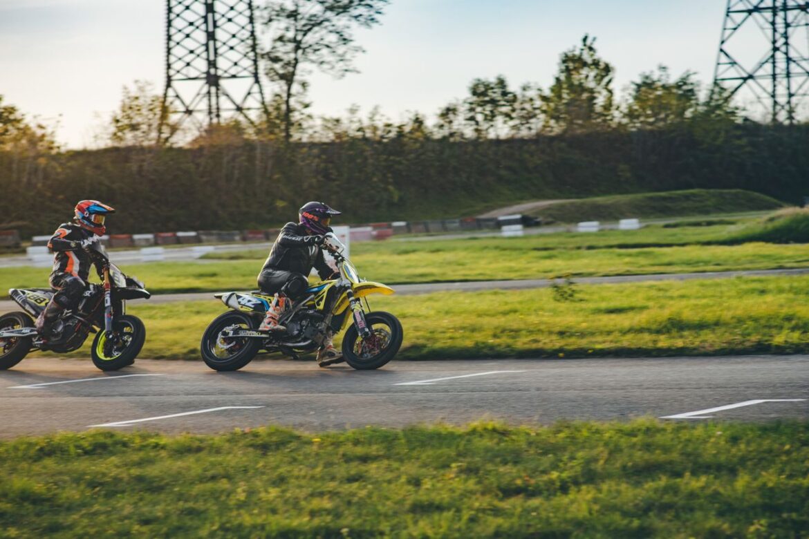 Comment les pneus de moto sportifs gèrent la montée en température?