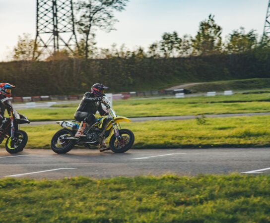 Comment les pneus de moto sportifs gèrent la montée en température?