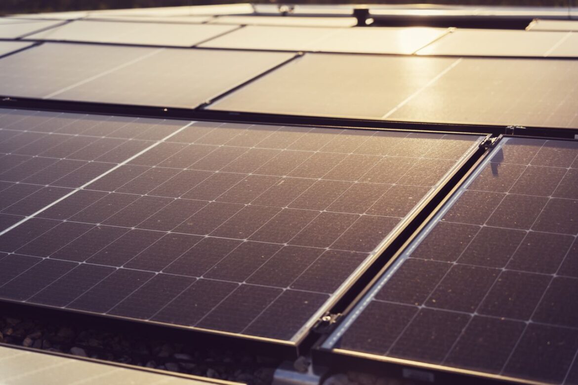 Entretien panneaux solaires : les outils et produits de nettoyage à utiliser