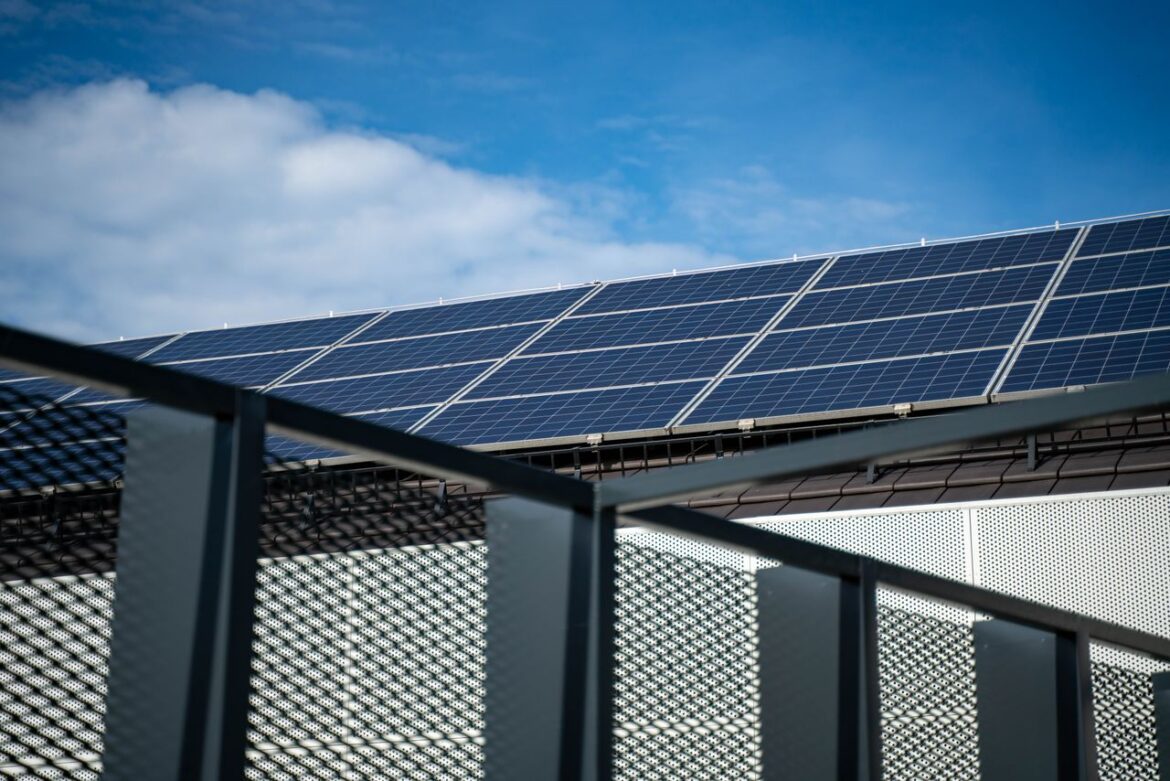 Entretien panneaux solaires : les outils et produits de nettoyage à utiliser