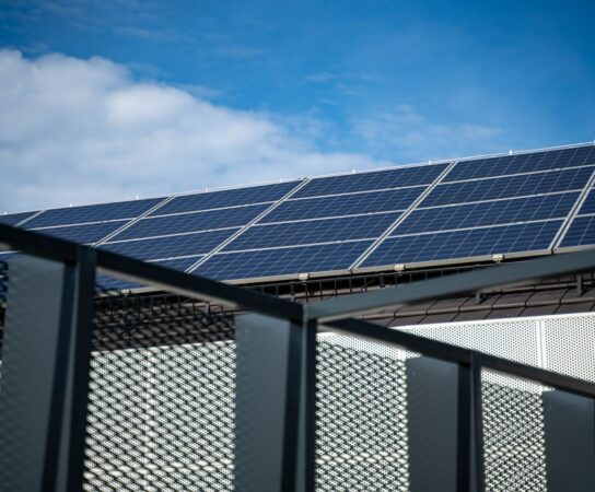 Entretien panneaux solaires : les outils et produits de nettoyage à utiliser