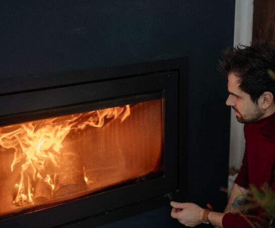 Insert cheminée : rendement énergétique et double combustion