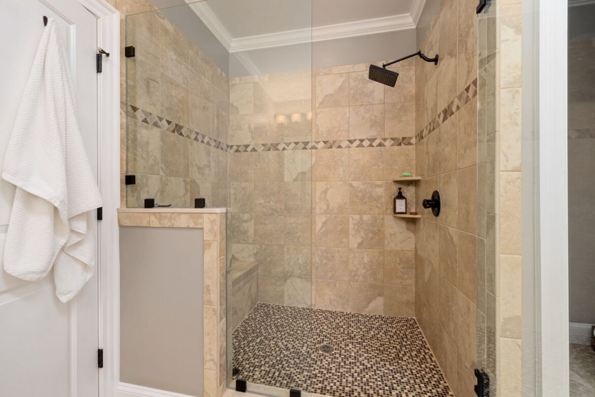 Bac à douche mosaïque : sensation pied nu