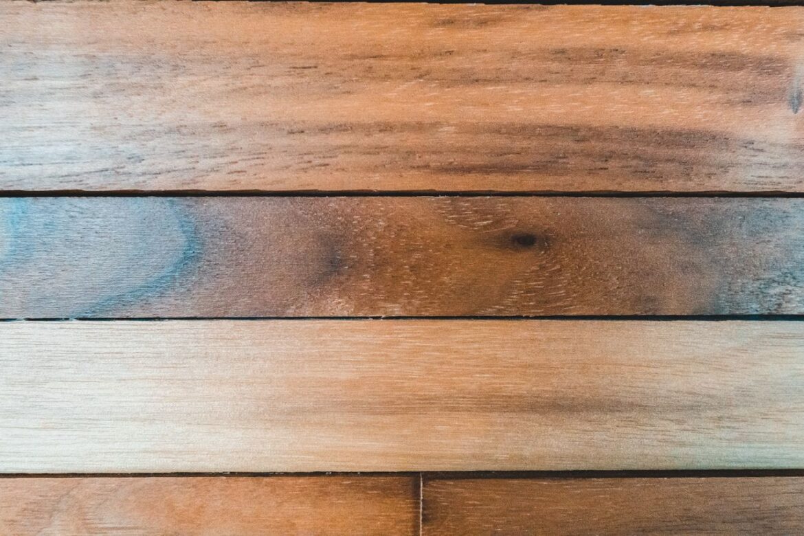 Parquet massif : nœuds bois sains et adhérents vs nœuds morts
