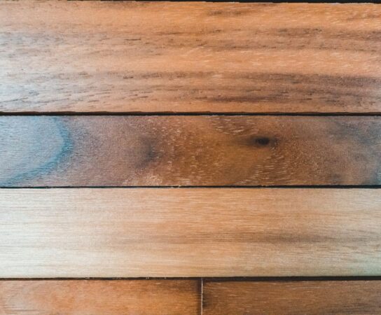 Parquet massif : nœuds bois sains et adhérents vs nœuds morts