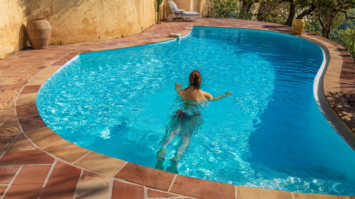 Rénovation de piscine : installer une pompe à chaleur pour prolonger la baignade