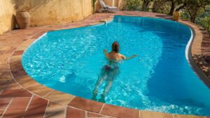 Rénovation de piscine : installer une pompe à chaleur pour prolonger la baignade