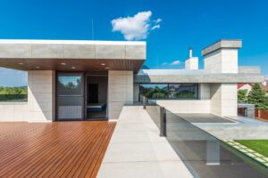 Terrasse de toiture-flat en bois : aménager un solarium sur le toit de la maison