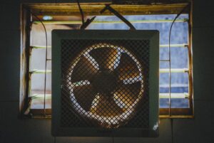 Bruit du caisson ventilation : le suspendre pour éviter les vibrations